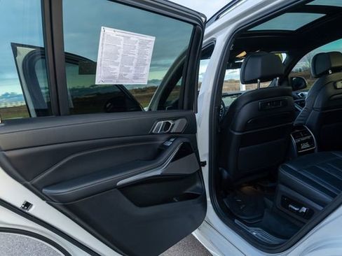 Used 2022 BMW X7 M50i w/ Dynamic Handling Package image 23