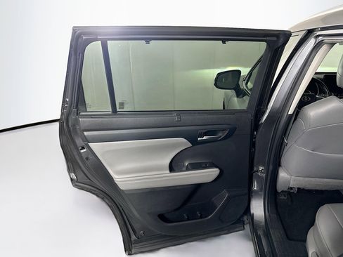 Used 2023 Toyota Highlander XLE image 28