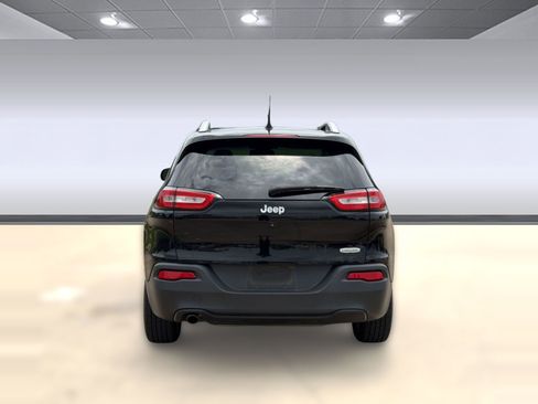 Used 2018 Jeep Cherokee Latitude Plus w/ Comfort/Convenience Group FWD image 10