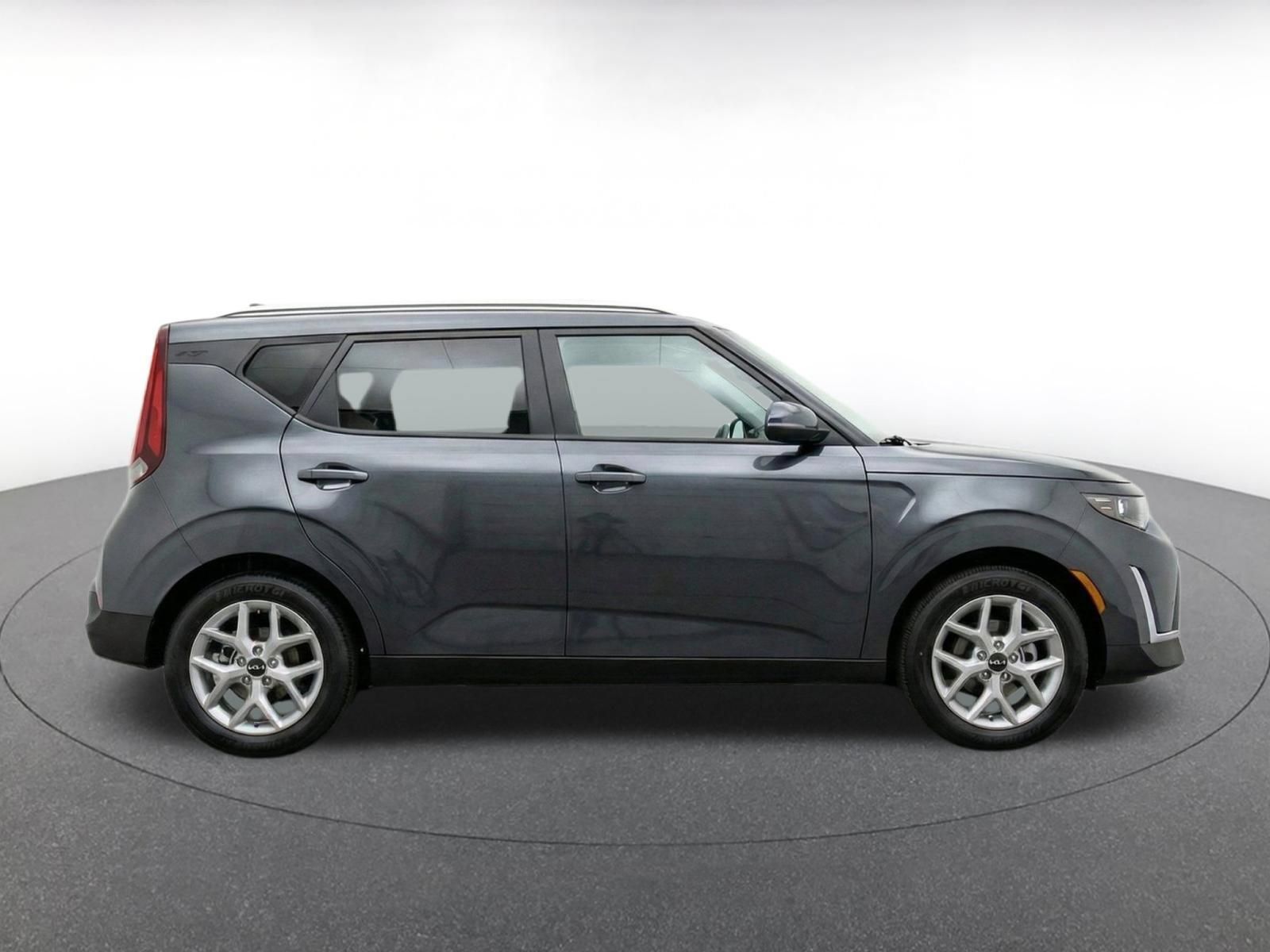 Used 2025 Kia Soul LX w/ LX Technology Package FWD image 9