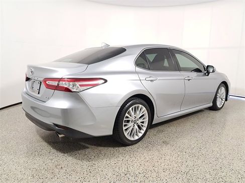Used 2019 Toyota Camry XLE image 3