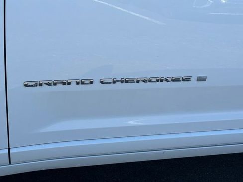Used 2023 Jeep Grand Cherokee Overland w/ Luxury Tech Group IV AWD/4WD image 10