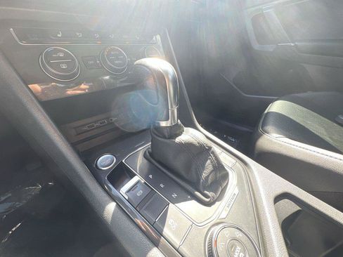Used 2018 Volkswagen Tiguan SE w/ Panoramic Sunroof Package AWD/4WD image 19