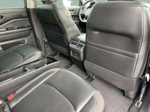 Used 2025 Nissan Pathfinder SL w/ SL Premium Package AWD/4WD image 18