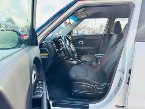 Used 2018 Kia Soul + image 10