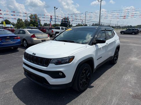 Used 2024 Jeep Compass Latitude w/ Convenience Group AWD/4WD image 10