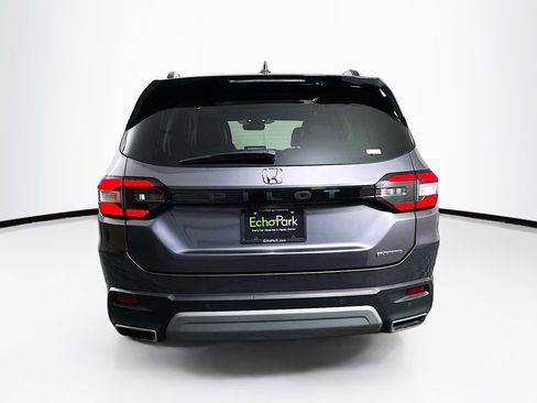 Used 2025 Honda Pilot Touring image 7