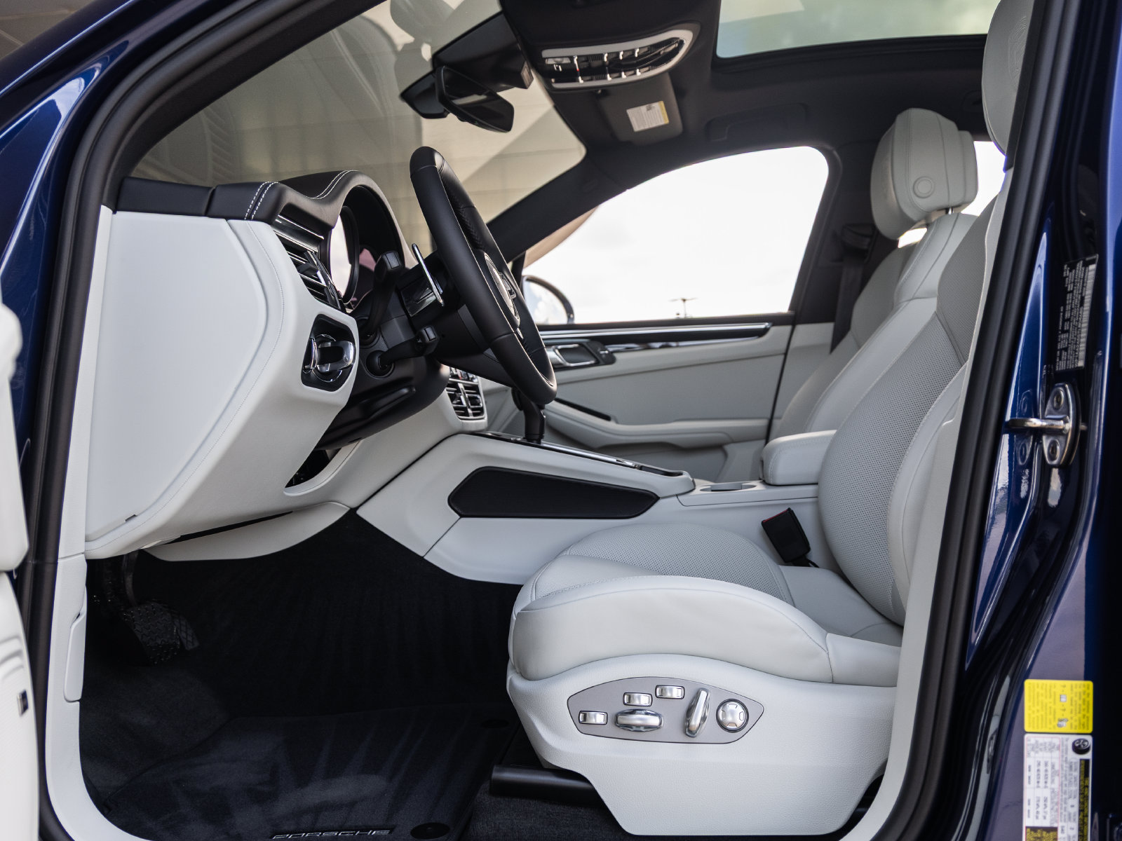 Certified 2026 Porsche Macan Turbo AWD/4WD image 24