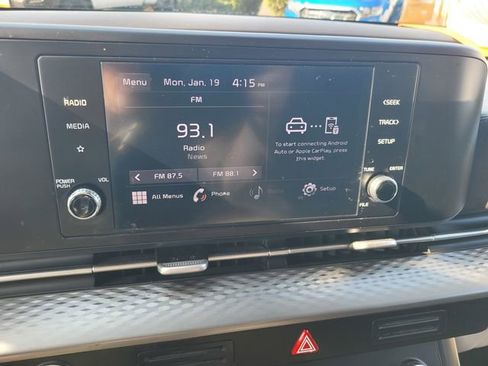 Used 2022 Kia Carnival LX image 23