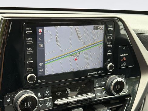 Used 2021 Toyota Highlander XLE AWD/4WD image 11