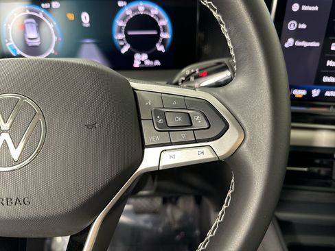 Used 2025 Volkswagen Tiguan SE image 13