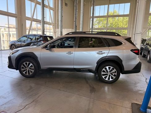 Used 2024 Subaru Outback Premium AWD/4WD image 6
