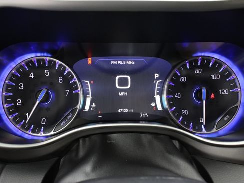 Used 2023 Chrysler Pacifica Touring-L FWD image 32