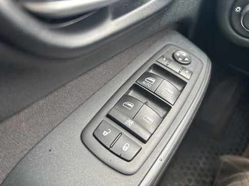 Used 2015 Jeep Cherokee Latitude w/ Cold Weather Group AWD/4WD image 19