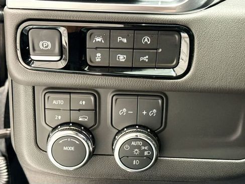 Used 2025 GMC Yukon XL Denali image 10