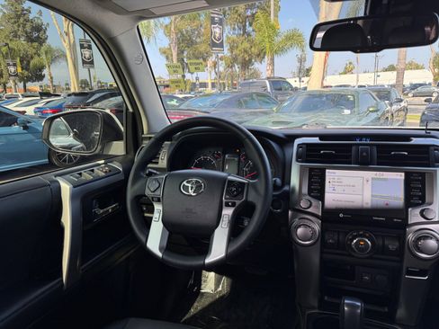 Used 2020 Toyota 4Runner SR5 Premium w/ Moonroof Package RWD image 18