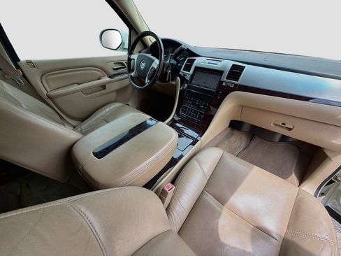 Used 2011 Cadillac Escalade ESV Premium RWD image 36