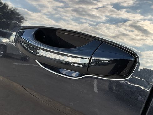 Used 2025 Volkswagen Atlas Cross Sport SE image 10