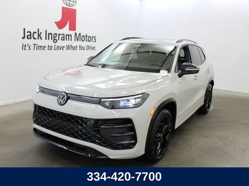 New 2026 Volkswagen Tiguan SE R-Line FWD image 1