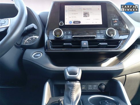 Used 2024 Toyota Highlander LE image 11