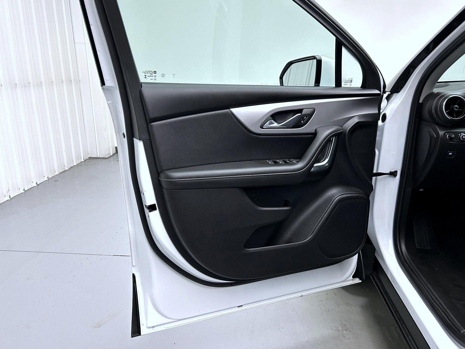 Used 2025 Chevrolet Blazer LT AWD/4WD image 9