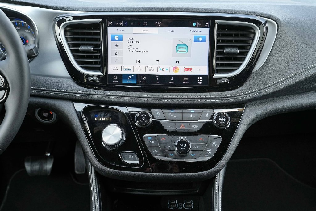 Used 2025 Chrysler Pacifica Limited FWD image 30