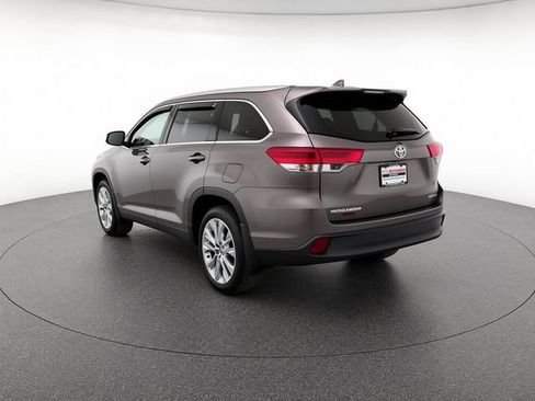 Used 2017 Toyota Highlander XLE AWD/4WD image 3