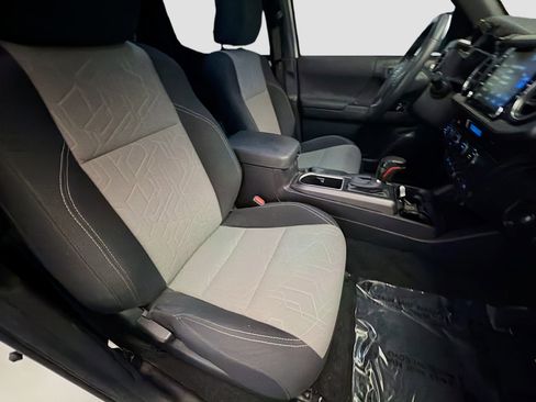 Used 2022 Toyota Tacoma TRD Off-Road w/ Technology Package image 15