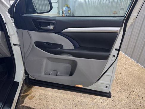 Used 2019 Toyota Highlander XLE image 25