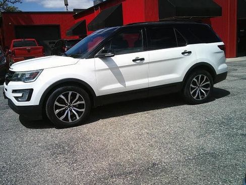 Used 2017 Ford Explorer Sport w/ Equipment Group 401A AWD/4WD image 11