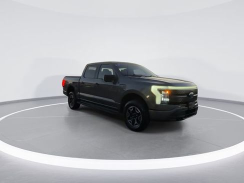 Used 2022 Ford F150 Lightning XLT image 2