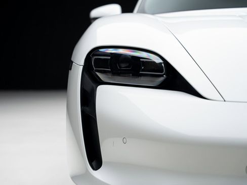 Used 2022 Porsche Taycan image 8