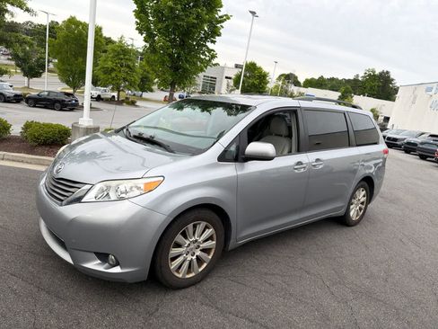 Used 2013 Toyota Sienna XLE AWD/4WD image 4