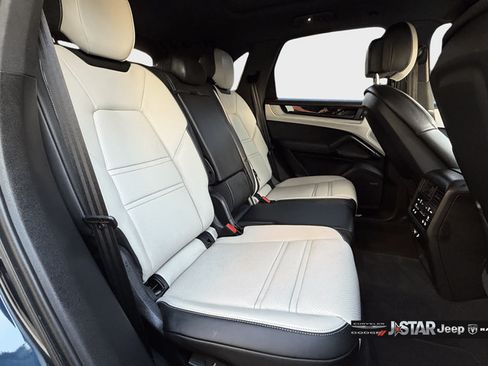 Used 2024 Porsche Cayenne AWD/4WD image 20