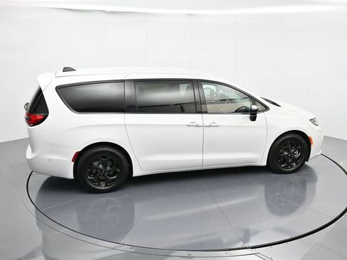 Used 2024 Chrysler Pacifica Select image 33
