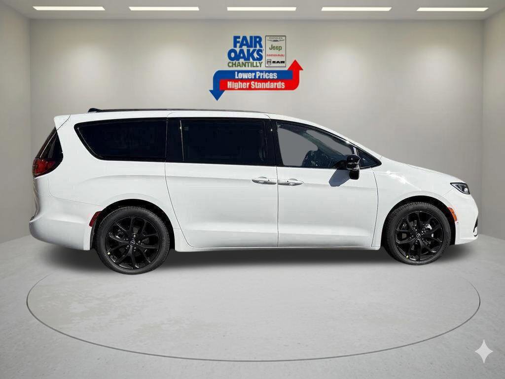 New 2026 Chrysler Pacifica Select w/ S Appearance Package FWD image 5