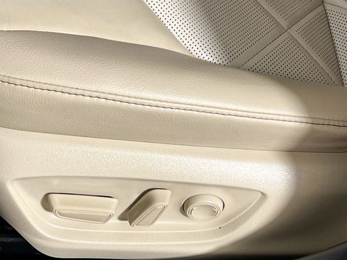 Used 2019 Toyota Camry XLE image 13