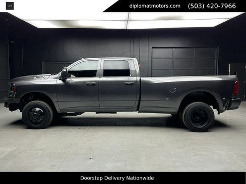 Used 2024 RAM 3500 Tradesman w/ Chrome Appearance Group AWD/4WD image 4