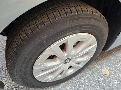 Used 2020 Toyota Prius LE image 33