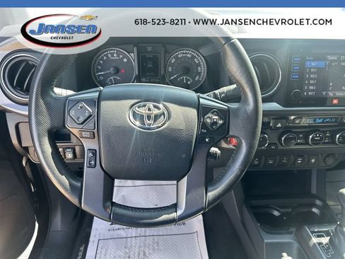 Used 2017 Toyota Tacoma TRD Sport AWD/4WD image 12