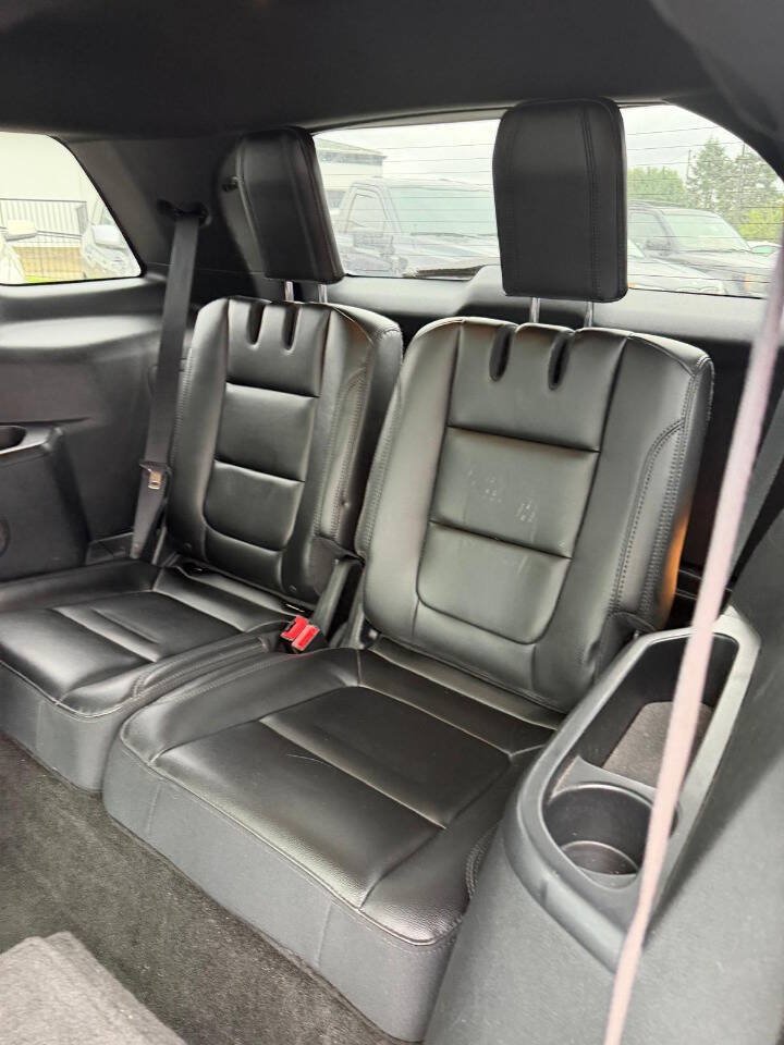 Used 2017 Ford Explorer XLT w/ Equipment Group 202A AWD/4WD image 14