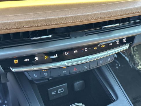 Used 2024 Cadillac XT4 Premium Luxury w/ Technology Package FWD image 16