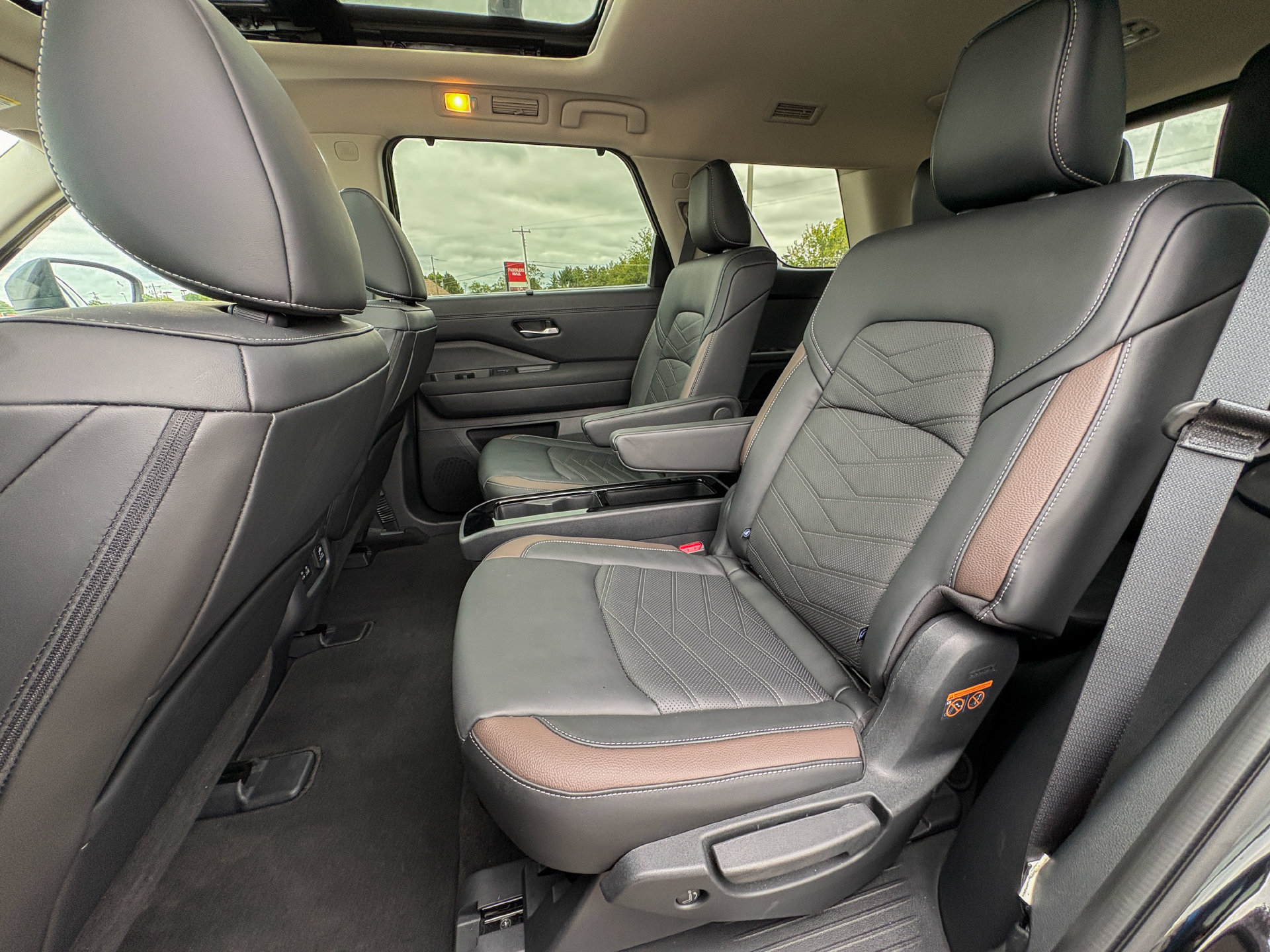 Used 2025 Nissan Pathfinder Platinum FWD image 23