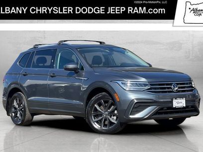 Used 2024 Volkswagen Tiguan SE w/ Panoramic Sunroof Package