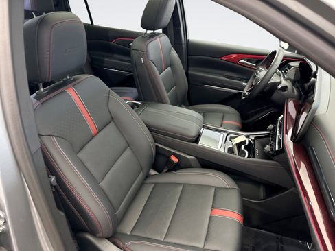 Used 2024 Chevrolet Traverse RS image 19