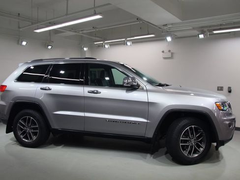 Used 2017 Jeep Grand Cherokee Limited AWD/4WD image 11