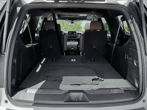Used 2022 Chevrolet Suburban High Country AWD/4WD image 9