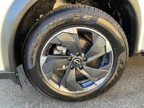 Used 2025 Nissan Rogue SV image 10