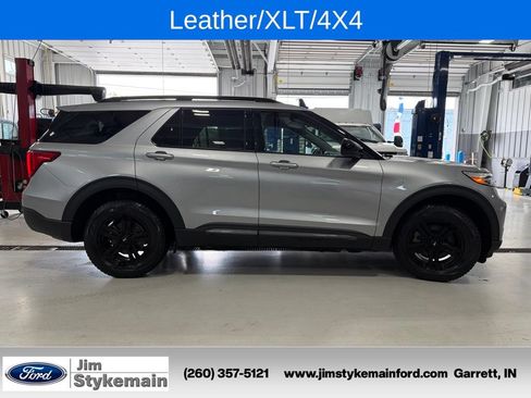 Used 2023 Ford Explorer XLT w/ XLT Sport Appearance Package AWD/4WD image 13
