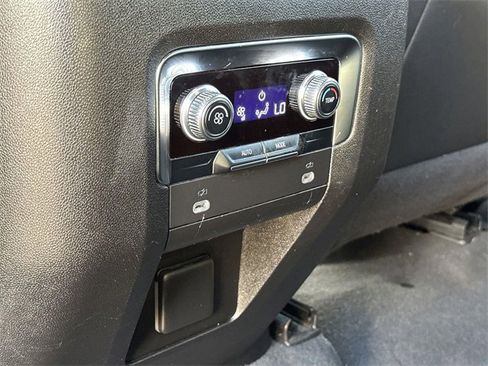 Used 2024 GMC Yukon SLT image 40